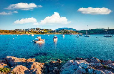 Nuevo Loca Sahili manzaralı. Ege Denizi 'nin parlak sabah deniz manzarası, Palaia Fokaia konumu, Yunanistan, Avrupa. Seyahat konsepti arka planı.