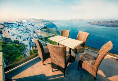 Santorini adasının güneşli sabah manzarası. Yunanistan 'ın ünlü tatil beldesi Fira, Yunanistan ve Avrupa' nın parlak bahar sahnesi. Seyahat konsepti geçmişi. Instagram filtre tonu.