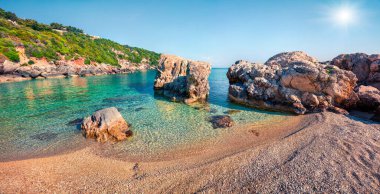 Küçük Xigia plajının güzel bahar manzarası. İyon Denizi, Zakynthos Adası, Yunanistan ve Avrupa 'nın çekici sabah manzarası. Doğa konseptinin güzelliği.