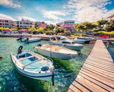 Porto Rafti limanının renkli bahar manzarası. Yunanistan, Ege Denizi 'nin güneşli sabah deniz manzarası. Seyahat konsepti arka planı.