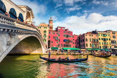 Ünlü Canal Grande 'nin muhteşem sahnesi. Rialto Köprüsü 'nün renkli bahar manzarası. Venedik, İtalya ve Avrupa 'nın resimli sabah manzarası. Seyahat konsepti arka planı.
