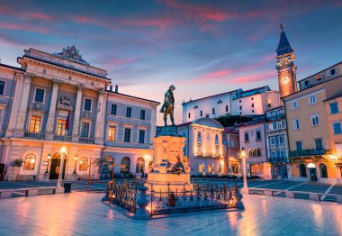 Eski şehir Piran 'daki Tartini Meydanı' nın etkileyici gece manzarası. Slovenya, Avrupa 'da bahar günbatımı muhteşemdi. Seyahat konsepti geçmişi. Güzel Akdeniz şehri..