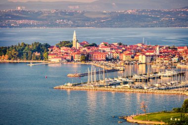 Eski balıkçı kasabası Izola 'nın havadan görünüşü. Adriyatik Denizi 'nde renkli bir bahar akşamı. Slovenya, Avrupa 'nın güzel deniz manzarası. Kırsal konseptin güzelliği. İşlenmiş fotoğraf sonrası sanatsal stil.