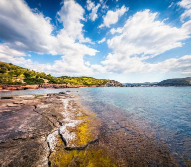 Nuevo Loca Sahili 'nin muhteşem bahar manzarası. Ege Denizi 'nin güneşli sabah deniz manzarası, Palaia Fokaia konumu, Yunanistan, Avrupa. Doğa konseptinin güzelliği