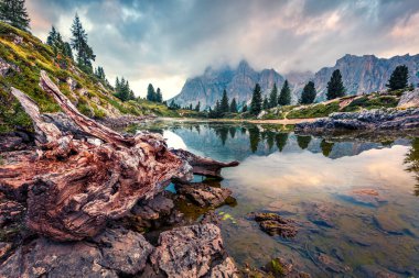 Limides Gölü 'nün dramatik sabah manzarası. Dolomiti Alpleri, Cortina d 'Ampezzo, Falzarego Geçidi, İtalya, Avrupa. Doğa konseptinin güzelliği.