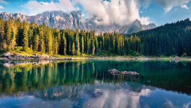 Carezza (Karersee) gölünün çekici yaz manzarası. Bolzano, Güney Tyrol, İtalya ve Avrupa 'daki Dolomiti Alpleri' nin muhteşem sabah sahnesi. Doğa konseptinin güzelliği.