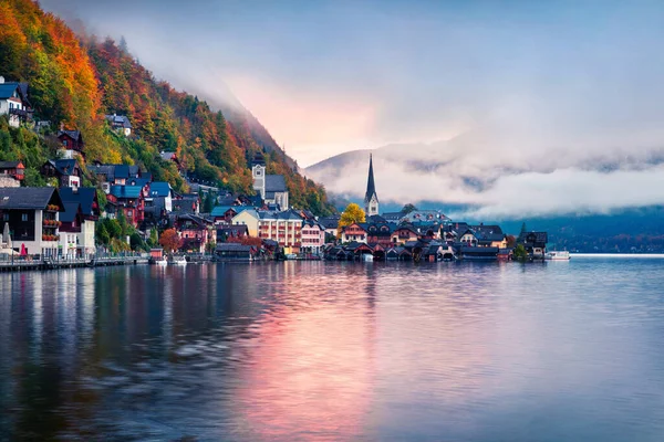 Colorido Nascer Sol Outono Lago Hallstatt Vista Pitoresca Manhã Aldeia — Fotografia de Stock