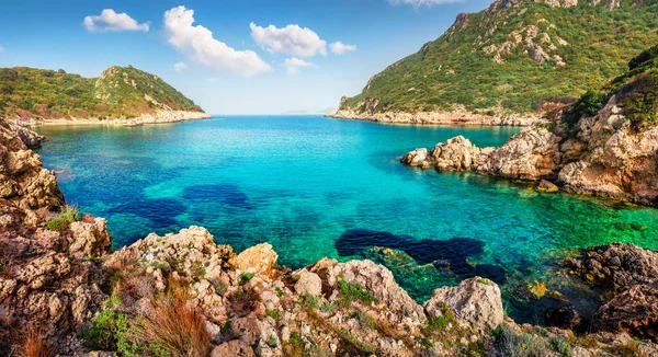 Pirates Bay, Porto Timoni, Afionas köyünün muhteşem bahar manzarası. İyon Denizi 'nin güzel deniz manzarası. Korfu adası, Yunanistan, Avrupa 'nın renkli açık hava manzarası. Seyahat konsepti arka planı