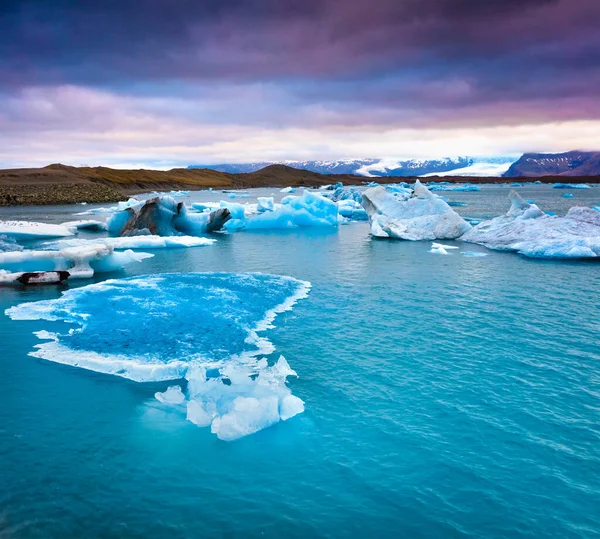 Gli Iceberg Blu Galleggiano Nella Laguna Glaciale Jokulsarlon Colorato Tramonto — Foto Stock