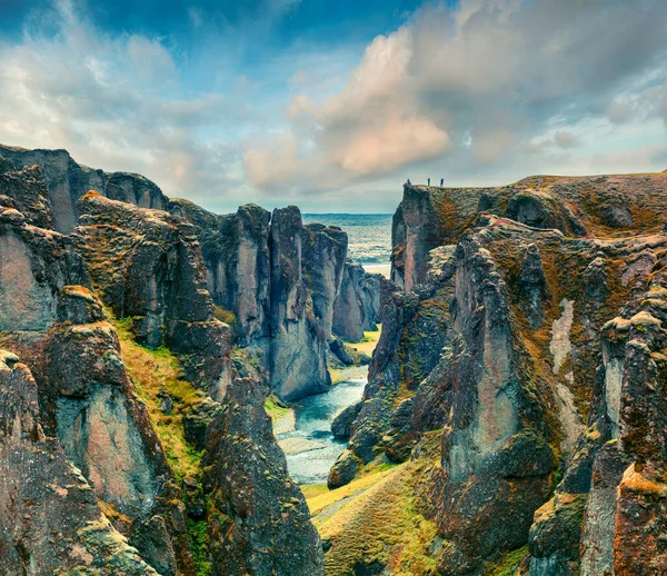 Fjadrgljufur渓谷と川の壮大な景色 南東部アイスランド ヨーロッパでカラフルな夏のシーン 自然の概念の背景の美しさ — ストック写真
