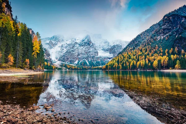 Spektakulärer Herbstblick Auf Den Pragser See Nebelige Morgenlandschaft Der Italienischen — Stockfoto