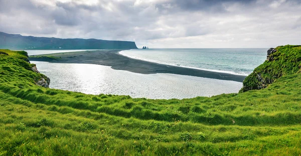 Underbart Sommarpanorama Över Kirkjufjara Strand Fantastisk Utomhusscen Reynisdrangar Klippor Från — Stockfoto