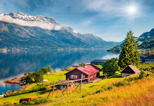 Sunny Nyári Jelenet Lofthus Faluban Hordaland Megyében Norvégiában Remek Reggeli — Stock Fotó