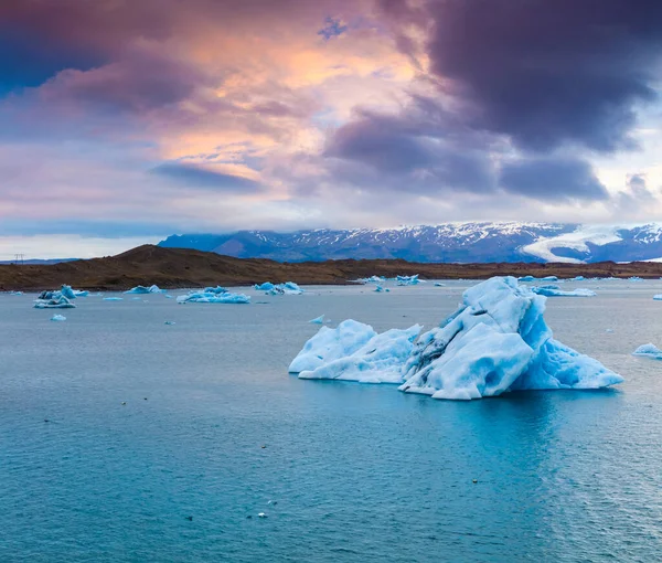 Kék Jéghegyek Lebegnek Jokulsarlon Gleccserlagúnában Színes Naplemente Vatnajokull Nemzeti Parkban — Stock Fotó