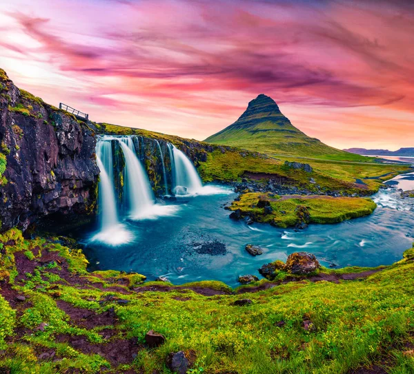 Sommersonnenuntergang Auf Dem Berühmten Kirkjufellsfoss Wasserfall Und Dem Kirkjufell Berg — Stockfoto