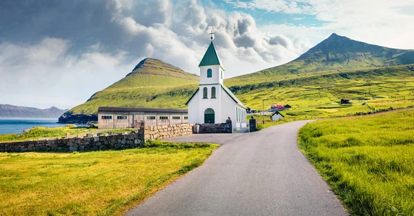 태양의 마을에 교회의 안개낀 풍경에어 이있습니다 대서양의 파노라마 Faroe Islands — 스톡 사진