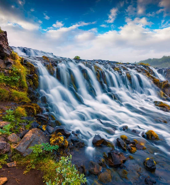 夏日晨景独特的瀑布 布鲁佛斯 欧洲冰岛南部多姿多彩的户外景象 艺术风格经处理后的照片 — 图库照片