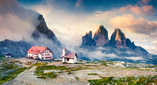 リフージォ Lacatelli の国立公園 Tre Cime Lavaredo の霧の朝のシーン 南チロル ドロミテ アルプス — ストック写真