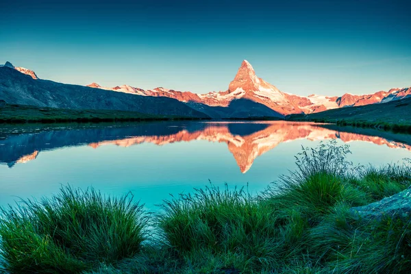 Mörk Sommarscen Stellisee Sjön Fantastisk Kvällsutsikt Över Matterhorn Monte Cervino — Stockfoto