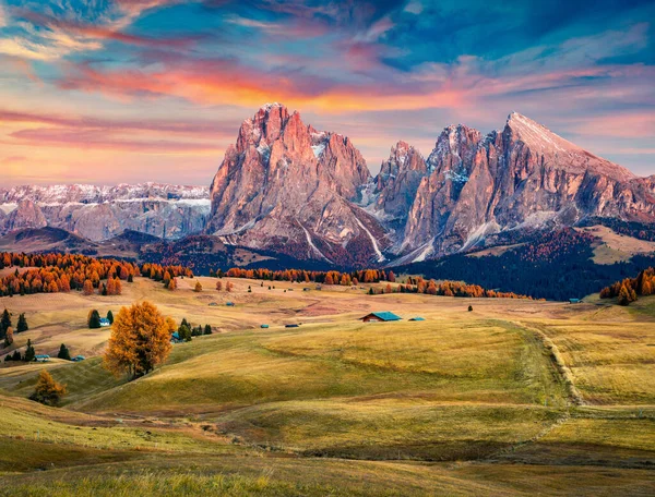 Asombroso Amanecer Meseta Montañosa Alpe Siusi Con Langkofel Sassolungo Fondo —  Fotos de Stock