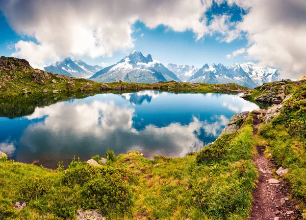 Grande Vista Estiva Sul Lago Lac Blanc Con Monte Bianco — Foto Stock
