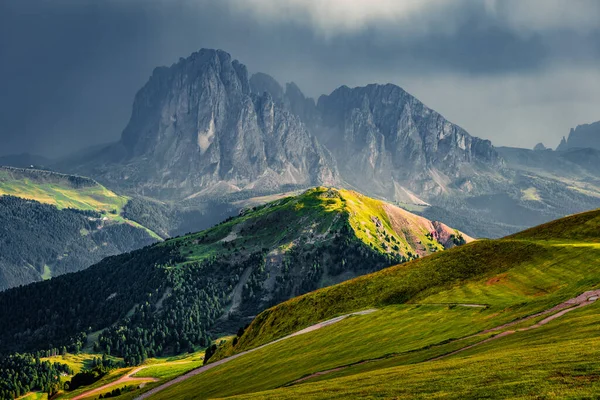 Vista Sombria Verão Sassolungo Langkofel Grupo Sella Parque Nacional Dolomitas — Fotografia de Stock