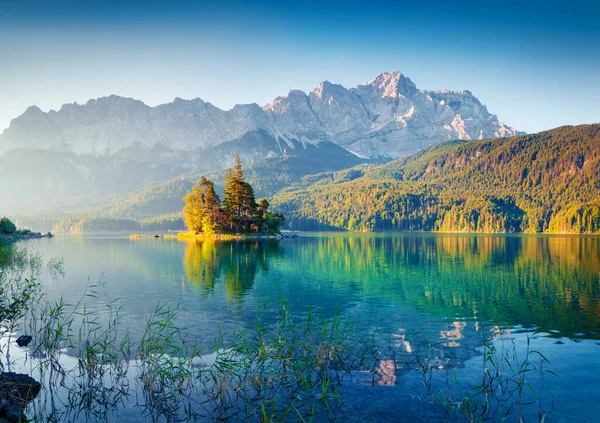Gran Amanecer Verano Lago Eibsee Con Cordillera Zugspitze Soleada Escena — Foto de Stock