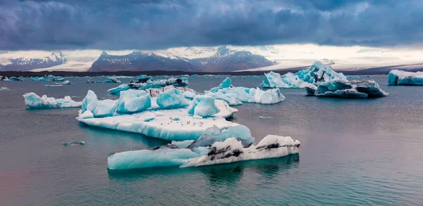 在Jokulsarlon冰川湖中 北极鸭发现了蓝色的冰山 色彩艳丽的日落在Vatnajokull国家公园 冰岛东南部 艺术风格经处理后的照片 — 图库照片