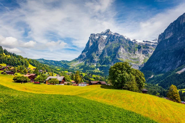 ロープウェイからGrindelwald村の谷のカラフルな朝の景色 ウェッターホルン山とウェルホーン山は ベルネーゼ オーバーランド アルプスのインテルキルヒェンの西に位置しています スイス ヨーロッパ — ストック写真