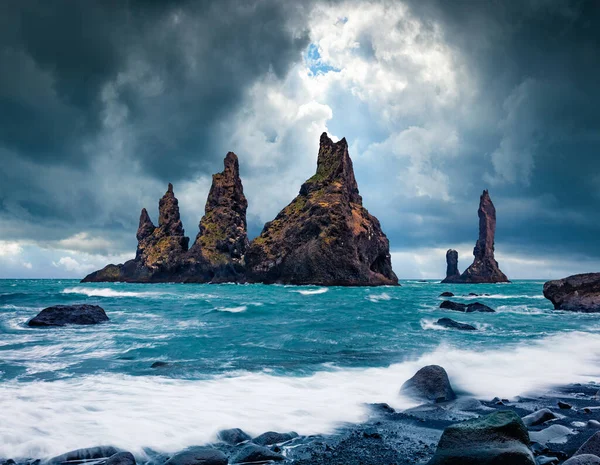 Atlantik Okyanusu Ndaki Reynisdrangar Kayalıklarının Dramatik Deniz Manzarası Güney Zlanda — Stok fotoğraf