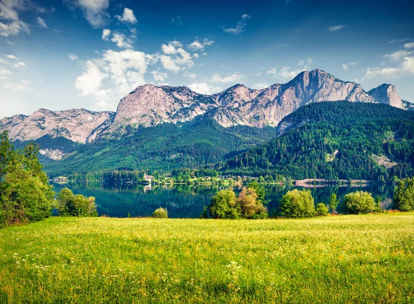 Nádherné Slunečné Ráno Jezeře Grundlsee Barevná Venkovní Scéna Rakouských Alpách — Stock fotografie