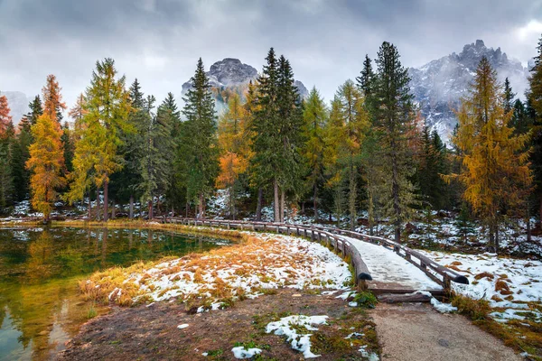 Bewölkter Morgen Auf Dem See Antorno Farbenfrohe Herbstlandschaft Nationalpark Drei — Stockfoto