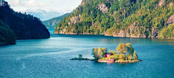 Pittoresco Panorama Estivo Con Piccola Isola Con Tipico Edificio Norvegese — Foto Stock
