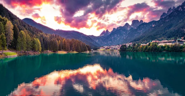 背景にTre Cime Lavaredo山の魅力を持つSanta Caterina湖での劇的な夏の日没 オーロンゾ カドーレの幻想的な夕景 オーロンゾ リゾート イタリア — ストック写真