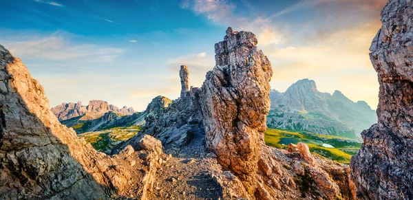 Lever Soleil Été Coloré Dans Vallée Rocheuse Montagne Fantastique Scène — Photo