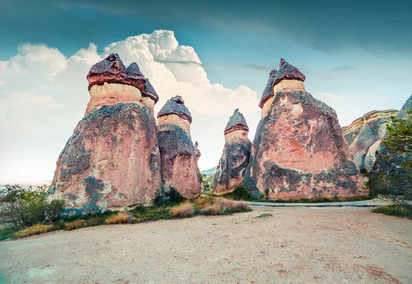 Magníficas Formas Fungous Piedra Arenisca Cañón Cerca Cavusin Pueblo Capadocia — Foto de Stock