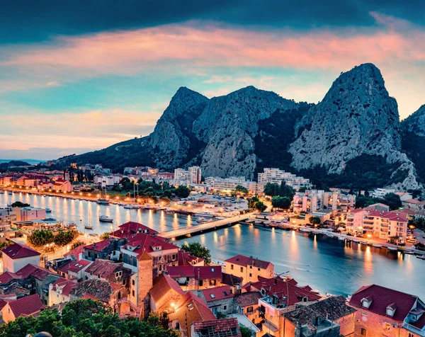 Matahari Terbenam Yang Menarik Kota Omis Laut Adriatik Malam Yang — Stok Foto