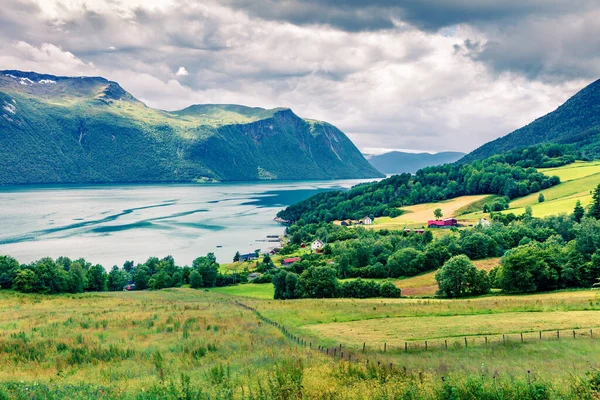 전형적 노르웨이 풍경이다 노르웨이 유럽의 여름날 아침입니다 자연의아름다움 배경이다 필터를 — 스톡 사진