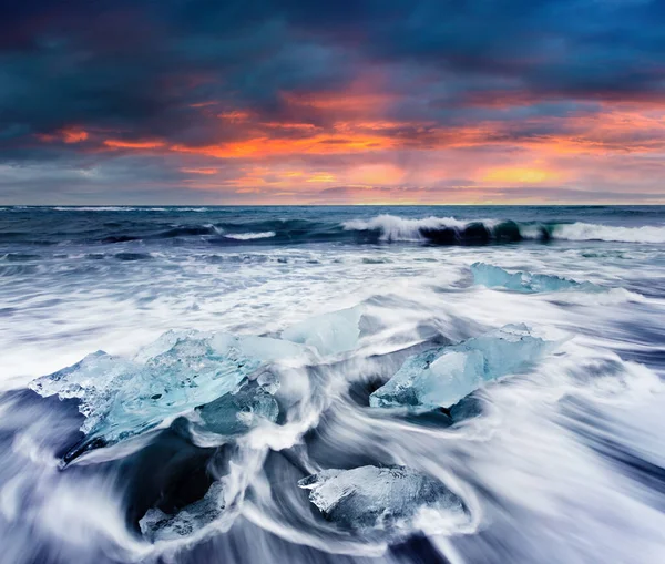 Blocos Gelo Lavados Pelas Ondas Praia Jokulsarlon Nascer Sol Verão — Fotografia de Stock