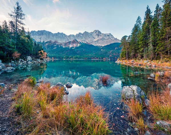 Schöne Morgenszene Vom Eibsee Mit Zugspitze Hintergrund Bunte Herbst Ansicht — Stockfoto