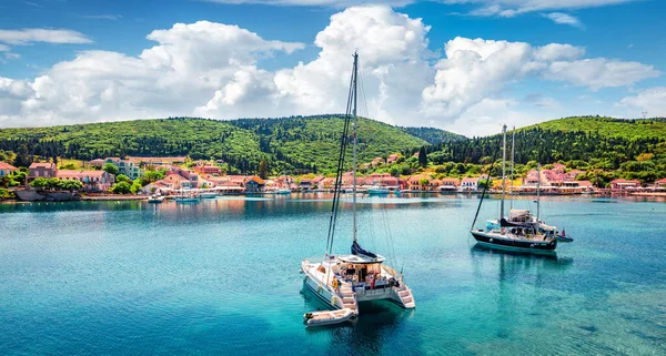 Schöne Panoramasicht Auf Den Fiskardo Hafen Malerische Frühlingslandschaft Des Ionischen — Stockfoto