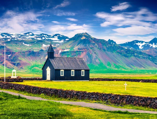 Black Wooden Budakirkja Church Saefellsnes Dramatic Summer Morning Field Fresh — Stock Photo, Image