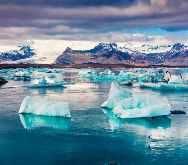 在Jokulsarlon冰川泻湖中漂浮蓝色冰山 色彩艳丽的日落在Vatnajokull国家公园 冰岛东南部 艺术风格经处理后的照片 — 图库照片