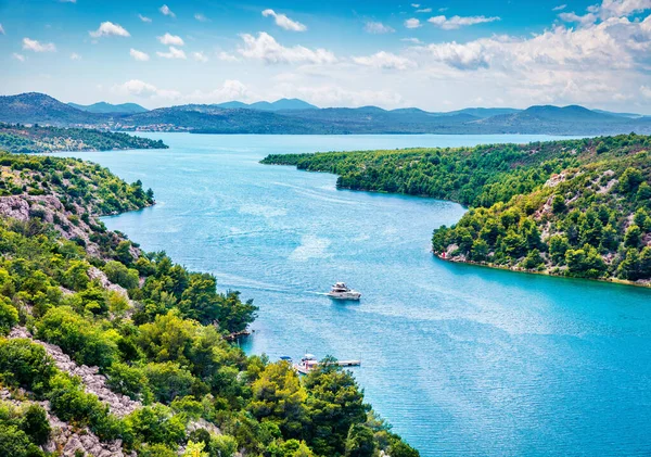 Prokljansko Gölü 'nde etkileyici bir gök mavisi suyu. Krka Ulusal Parkı, Hırvatistan, Avrupa 'nın sabah görüşü. Akdeniz ülkelerinin güzel dünyası. Seyahat konsepti arka planı.