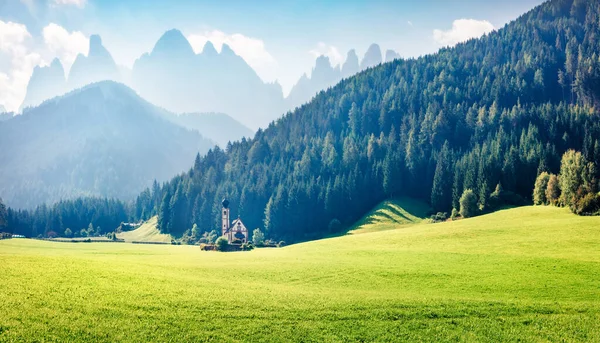 聖マグダレナ村のサン ジョバンニ教会の明るい朝の景色 背景にOdle Groupの山々を持つFunes Valley Villnob の素晴らしい夏のシーン Dolomiti Alps Bolzano — ストック写真