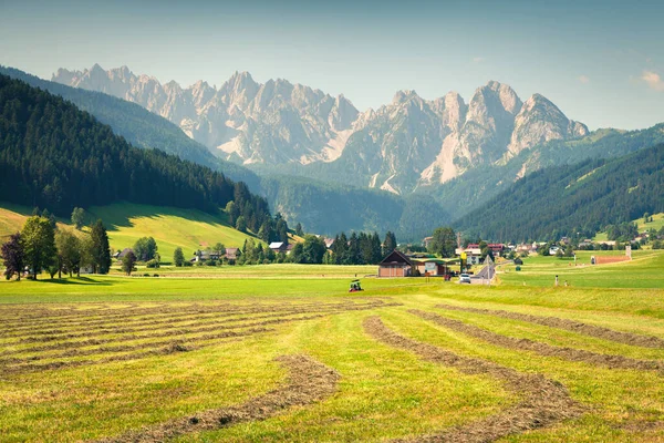 Zemědělské Práce Polích Údolí Rakouských Alp Letní Slunečný Den Vesnici — Stock fotografie