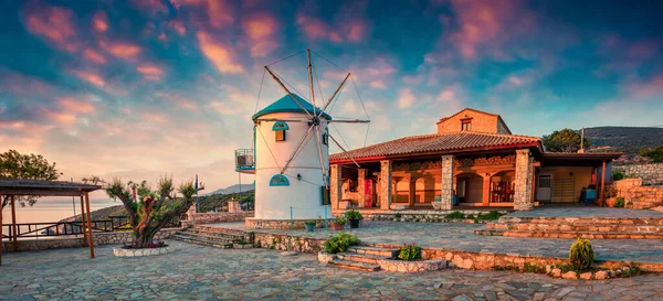 Pittoreske Ochtendscene Van Het Platteland Met Windmolen Kleurrijke Lente Zonsopgang — Stockfoto