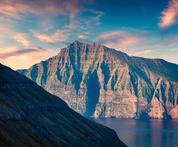 法罗群岛 欧洲美妙的夏日日出 第一座阳光灿烂的山脊 自然美概念背景 — 图库照片