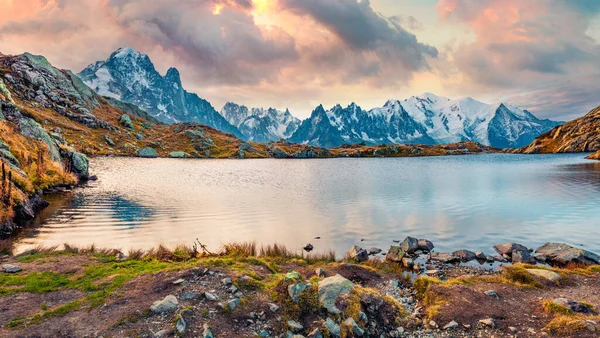 Panorama Morgon Utsikt Över Cheserys Sjö Med Mount Blanc Bakgrunden — Stockfoto