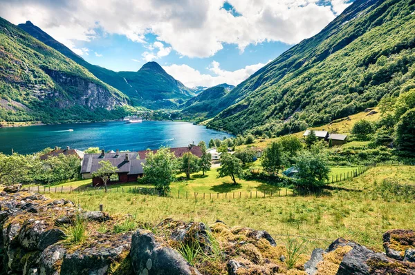 Vzrušující Letní Scéna Přístavu Geiranger Západním Norsku Slunečný Výhled Sunnylvsfjorden — Stock fotografie